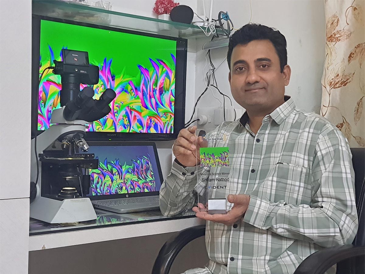 Shyam Rathod holding the materials science award for the Evident Image of the Year 2022 contest.
