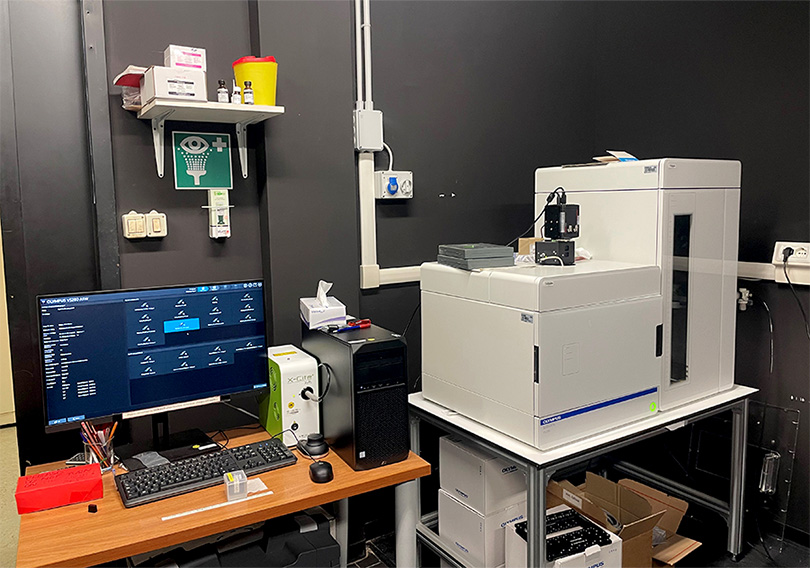Fluorescence slide scanner for automated tissue imaging